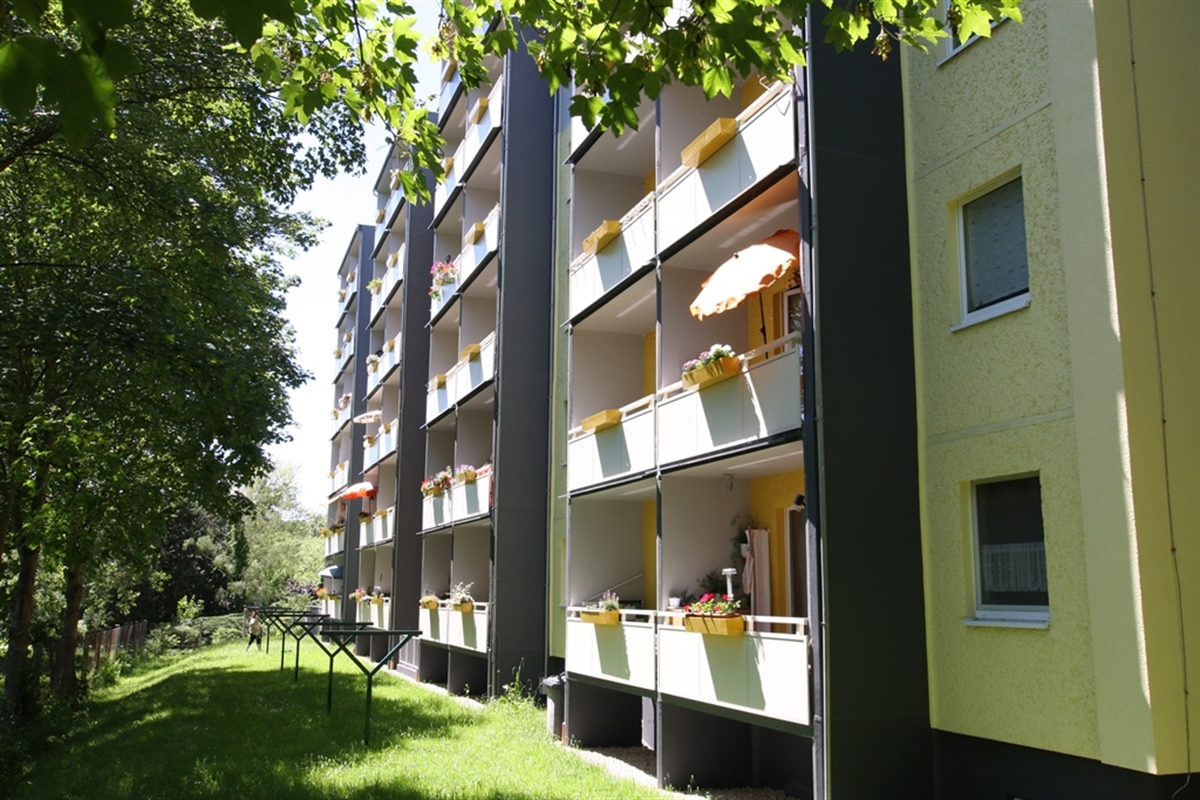 Schicke 3-Raum-Wohnung mit Aufzug und Balkon mit Blick auf kleine Grün-Oase - Photo 4